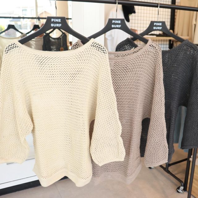 PINE SURF | Ladies apparel

今シーズンのレディースマストバイアイテムが勢揃い。
さらっと着るだけでサマになる、ニュアンスカラーのニットたちが並んでいます✨

特にメッシュニットは、インナーとのレイヤードで表情が変わる万能な商品‼︎
程よい透け感が、大人の余裕を感じさせてくれます。🌿

カシュクールデザインのショート丈ニットは、ハイウエストのボトムスとも相性抜群。
他にもレディースセットアップ等あります🙌

落ち着いたトーンのカラーバリエーションで
お手持ちのアイテムとも合わせやすいラインナップです。
ぜひ店頭で、お手に取ってご覧ください🥺

📍 PINE SURF
三重県松阪市宝塚町1507-1
OPEN：11:00-20:00
CLOSED：Sunday
☎️ 0598-33-7505

#pinesurf #三重県 #レディース服　#swellflowers #セットアップ