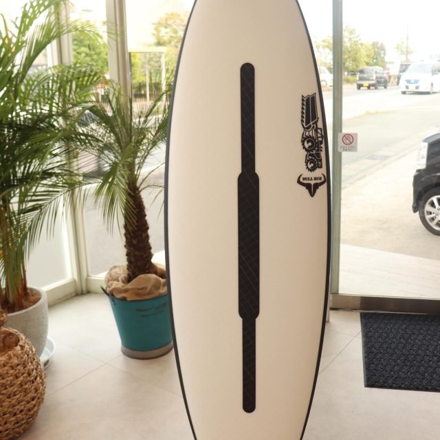 JS Industries | BULL RUN
(HY-FI 3.0) 
5'10"×19.3/4×2.9/16(32.0L)

パドルは速く、走りはどこまでもスムーズに。
あらゆるコンディションを「最高」に変える1本。

Stay fast, stay smooth.

BULL RUN PU素材 も入荷しております✨
波のコンディションやご自身のスタイルに合わせた1本を、
ぜひ一度店舗で手に取って、じっくりと吟味してください😌
皆様のご来店をお待ちしております🌿

📍PINE SURF
三重県松阪市宝塚町1507-1
OPEN:11:00-20:00  CLOSED:Sundy
☎️0598-33-7505

#pinesurf #jsindustries #surf #surfboard #サーフボード