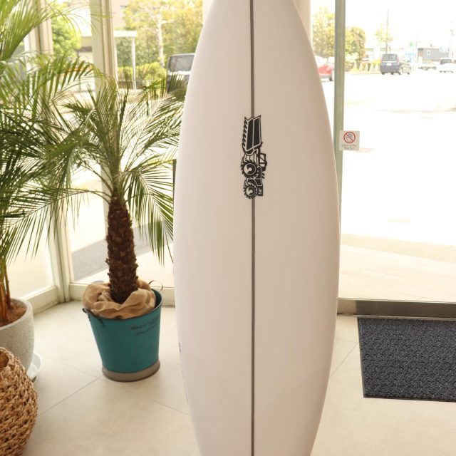 JS Industries | XERO GRAVITY
(PU)
5'8"×18.3/4×2.5/16(26.3L)

One Board. No Limits.

MONSTAのキレと、XEROのスピード。
2つの頂点が融合し、生まれた究極のオールラウンダー🏄‍♂️

膝波から頭オーバーまで、
あらゆるコンディションを支配する圧倒的な汎用性‼︎

PU素材特有のしなやかなしなりが、
海面を切り裂くような確信的なドライブ感をもたらします。

ぜひ店頭で、そのフォルムを確かめてください😌🌿

📍 PINE SURF
三重県松阪市宝塚町1507-1
OPEN：11:00-20:00
CLOSED：Sunday
☎️ 0598-33-7505

#pinesurf #jsindustries #xerogravity #surfboard #三重