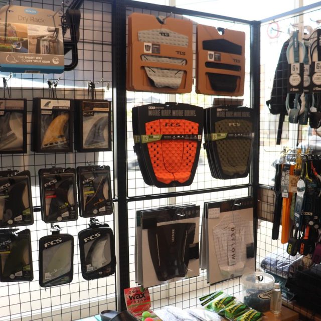 FCS | New Arrivals.

世界中のサーファーから信頼を集めるギアブランド
FCS より、最新アイテムが多数入荷しました⭐️

フィン、リーシュ、トラクションパッド。
そして、過酷な環境下でも大切なギアを守り抜く
タフで機能的なバックパックまで🎒

シーズン本番に向けて、妥協のないセッティングを✨
ぜひ店頭で、そのクオリティをお確かめください😌🌿

📍 PINE SURF
三重県松阪市宝塚町1507-1
OPEN：11:00-20:00
CLOSED：Sunday
☎️ 0598-33-7505

#pinesurf #fcs #fin #surfing #三重