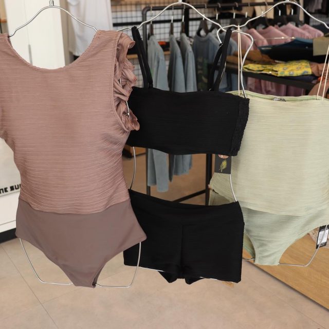 Summer Mood with Swimwear Collection 🌴

フリルデザインのワンピースは、
バックスタイルを大胆に、でも上品に見せてくれる一着🫢💕

ビキニやカシュクールタイプは、
ヘルシーな肌見せと、ボディラインを綺麗に見せるシルエット✨

ヘルシーな肌見せと、こなれ感のあるリブニット素材
街でも使えるインナーとしてもおすすめです🌿

各タイプ、他にもお色違いをご用意しております‼︎
ぜひ店頭でお手に取ってご覧ください😌

📍 PINE SURF
三重県松阪市宝塚町1507-1
OPEN：11:00-20:00
CLOSED：Sunday
☎️ 0598-33-7505

#pinesurf #swimsuits #swimwears #三重 #surfing🏄