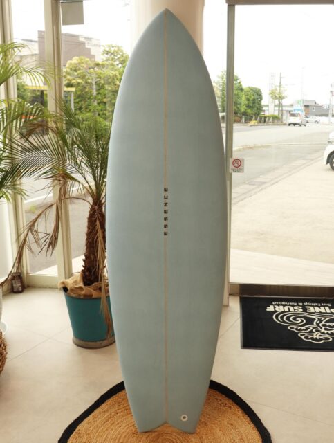 ESSENCE | FISH BOARD

Classic texture. Modern versatility.

抜群のコストパフォーマンスと高いクオリティで
多くのサーファーに愛される ESSENCE より、
美しいニュアンスカラーを纏ったフィッシュボードが入荷しました💫

クラシカルで美しいワイドなアウトラインは、
圧倒的なテイクオフの速さと安定感を約束。

最大の魅力は、ボトムに備えられた5フィンプラグ。
波のコンディションやその日の気分に合わせて、
ルースな動きを楽しめる「ツイン」や「クアッド」、
安定感のある「スラスター（3フィン）」など、
自由自在なセッティングをこの1本で楽しめます✨

これからショートボードに挑戦したい方の最初の1本にはもちろん、
小波の日でもスタイリッシュにクルージングしたい方の
セカンドボードとしても最適なマルチボードです。

落ち着いたマットなブルーが、海でも優しく映えるデザイン🏄

ぜひ店頭で、この美しい質感をお確かめください😌🌿

📍 PINE SURF
三重県松阪市宝塚町1507-1
OPEN：11:00-20:00
CLOSED：Sunday
☎️ 0598-33-7505

#pinesurf #surfbord #essence #三重  #surfing