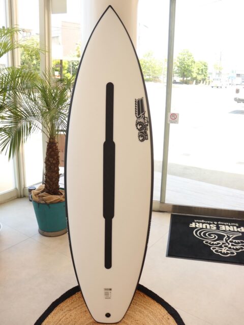 JS Industries | XERO GRAVITY (HYFI 3.0)
5'8" × 18.3/4" × 2.5/16" (26.3L)

Any wave. Anytime. Ultimate performance.

JSの傑作オールラウンダー「MONSTA BOX」の扱いやすさに、
究極のパフォーマンス性能を融合させた XERO GRAVITY🏄

驚異的な軽量化と、荷重のたびに弾けるような優れた反発力により、
ターン後半の加速感やリップアクションへのアプローチが格段にスムーズになります✨

スペックは日本のビーチブレイクにベストマッチする黄金サイズの 5'8" / 26.3L‼︎

HYFI 3.0の驚きの軽さや、手触り、レールのボリューム感など、
画面だけでは伝わりきらない圧倒的なクオリティを、ぜひ店頭でお確かめください🙌

お持ちのボードとの比較やサイズのご相談も大歓迎です。
皆様のご来店を心よりお待ちしております😌🌿

📍 PINE SURF
三重県松阪市宝塚町1507-1
OPEN：11:00-20:00
CLOSED：Sunday
☎️ 0598-33-7505

#pinesurf #jsindustries  #surfboard #xerogravity #三重