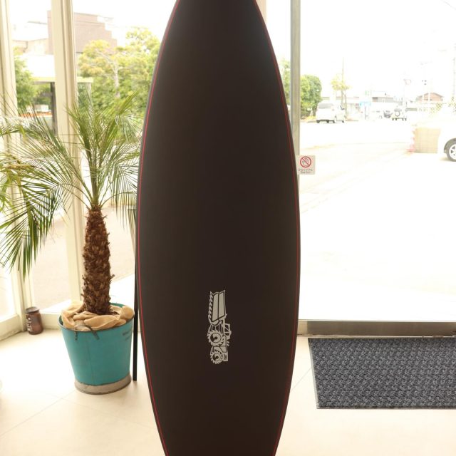 JS Industries | XERO GRAVITY (CARBOTUNE)
5'10" × 19.1/4" × 2.3/8" (28.6L)

究極のオールラウンダー × 最高峰フルカーボンテクノロジー✨

どんな波のコンディションでも圧倒的な扱いやすさとパフォーマンスを発揮するJSの傑作モデル『XERO GRAVITY』が、ブランド最高峰のフルカーボン構造 「CARBOTUNE（カーボチューン）」 仕様です‼︎

マットブラックの洗練された漆黒のボディに、サイドを走る鮮烈なレッドライン。
そしてレールに美しく刻まれた「CARBOTUNE」のグラフィックが、圧倒的な存在感と高級感を放ちます🥺

軽量なEPS（HYFI）ボードが「極限の軽さと小波での爆発力」を武器にするのに対し、このCARBOTUNEはフルカーボンならではの“適度な自重”と“しなやかな強さ”を兼ね備えています🏄

そのため、強風で面がざわついたハードな波やサイズアップしたコンディションでもボードが跳ねず、狙ったラインへと力強くドライブ。カーボン特有の驚異的な反発力によって、ターン後半から一気に加速する極上のレスポンスを体感していただけます✨

スペックは、日本のあらゆるビーチブレイクで抜群の安定感とマニューバーのしやすさを両立する黄金サイズ 5'10" / 28.6L

💡 店頭にはこちらの5'10"以外にも、他サイズを取り揃えております！

体重やホームブレイクの波質、目指したいサーフィンスタイルに合わせて、ベストなボリュームのボードをご提案させていただきます。また、カスタムオーダーのご相談も随時承っております🙌

一生物とも言えるタフさと、これまでにない極上の乗り味を、ぜひ店頭で触れてお確かめください😌🌿

📍 PINE SURF
三重県松阪市宝塚町1507-1
OPEN：11:00-20:00
CLOSED：Sunday
☎️ 0598-33-7505

#pinesurf #jsindustries #xerogravity #surfboard #三重