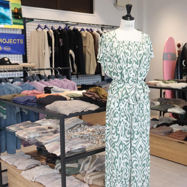 ✨ Our Curated Space ✨
店内の様子とともに、今シーズン一押しの
注目ブランドをご紹介します。📸
夏の準備はぜひ当店で。お気に入りの1着を
見つけにきてくださいね 🌿
━━━━━━━━━━━━━━━━━━━━━
💐 Swell Flowers(スウェルフラワーズ)
ロマンティックでヘルシーな世界観が魅力✨
女性らしさを引き立てる【レディース水着】や
アパレルは、見ているだけでワクワクする
ラインナップです 👙❤︎
🏄♂️ Rivvia Projects(リヴィアプロジェクト)
オーストラリア発の注目ブランド!
デイリーからビーチまで活躍する【メンズTシャツ】や、
そしてデザイン性の高い【メンズ水着】など、
大人のサーフスタイルを格好よく仕上げてくれる
アイテムがずらりと並んでいます 🌴🔥
━━━━━━━━━━━━━━━━━━━━━
みなさまのご来店を、心よりお待ちしております!😊
📍 PINE SURF
三重県松阪市宝塚町1507-1
OPEN:11:00-20:00
CLOSED:Sunday
☎️ 0598-33-7505
#pinesurf #swellflowers #rivviaprojects #surfshop #三重