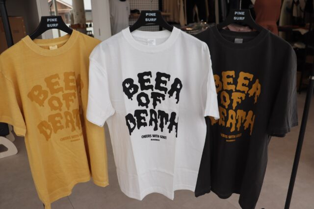 🌊 New Arrival: BAGBEE 🌊

新作Tシャツ「BAGBEE」が入荷しました！🍺✨
今回の新作は、ユーモア満載のデザイン！

🔥 【BEER OF DEATH / CHEERS WITH GOUT】 
フロントやバックに大胆に描かれた「BEER OF DEATH（死のビール）」のインパクト抜群なロゴ。
さらに下部には「CHEERS WITH GOUT（痛風で乾杯）」のメッセージが…！
「ビールが旨すぎて、痛風になっても本望だ！」という、ビールラバーなら共感してしまう遊び心あふれるデザインです😂

🍺【SURFTUBER】 
波乗りのあとの至福の時間や、海上がりのチルタイムにぴったりの一枚です🌴🍻

実物は生地感やカラーの風合いがさらにカッコいいので、ぜひ店頭で手に取ってみてください！
ぜひフラっとお店へ遊びに来てください🙌
お待ちしております！😌

#pinesurf #surfshop #apparel #三重 #tシャツ