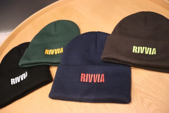 NEW COLLECTION ARRIVAL 🍂✨

RIVVIAから、これからの季節にマストな新作アイテム！
ジッパーパーカーやトレーナーをはじめ
優れた防雨・防風仕様のセットアップ☔️🍃
天候が変わりやすい季節の変わり目や
アウトドアでも大活躍間違いなしの機能性です！
もちろんデザイン性も抜群🖤🤎

フーディーやアクセントにぴったりの
ビーニーなども揃っています🧢
ぜひ一度、店頭で手にとってご覧になってください！
ご来店心よりお待ちしております✨

#pinesurf #rivviaprojects #apparel #surfshop #三重